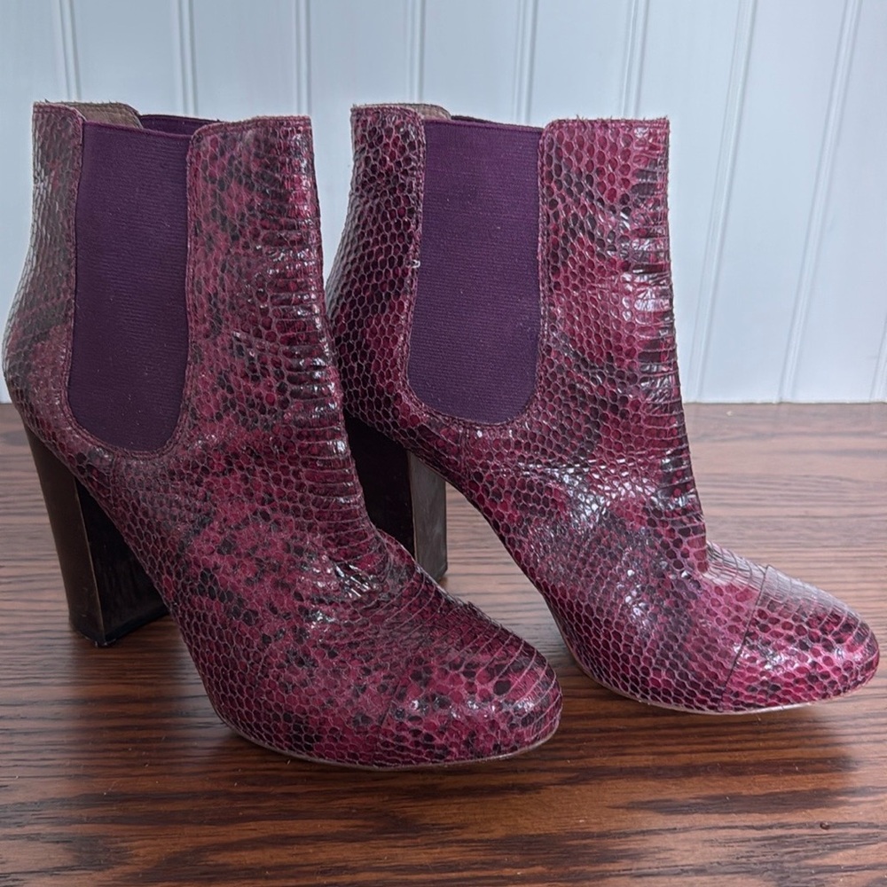 Juicy magenta snakeskin boots, sizes 9.5